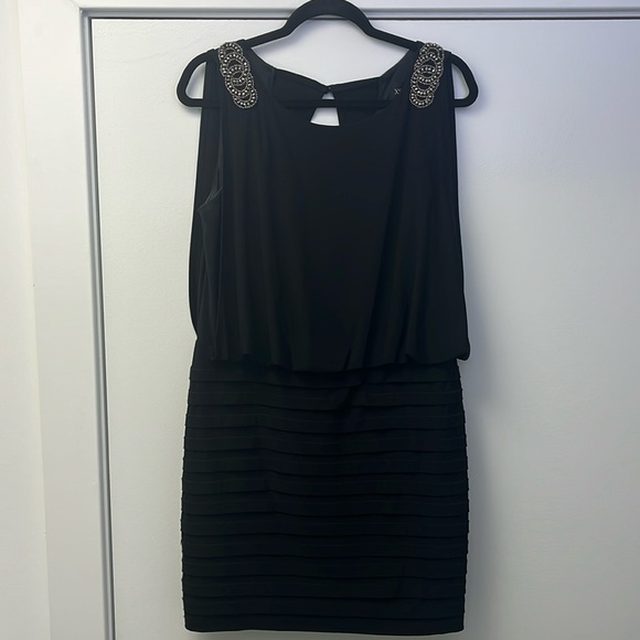 Xscape Dresses & Skirts - XSCAPE Women’s Black Blouson Short Length Bodice Brooch Sleeveless Dress 14p